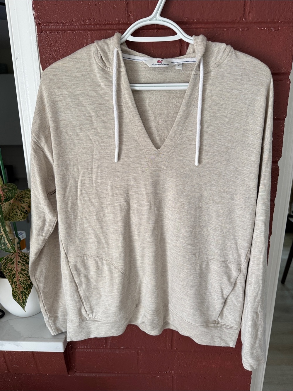 Vineyard Vines Cream V-Neck Hoodie Sweater Medium